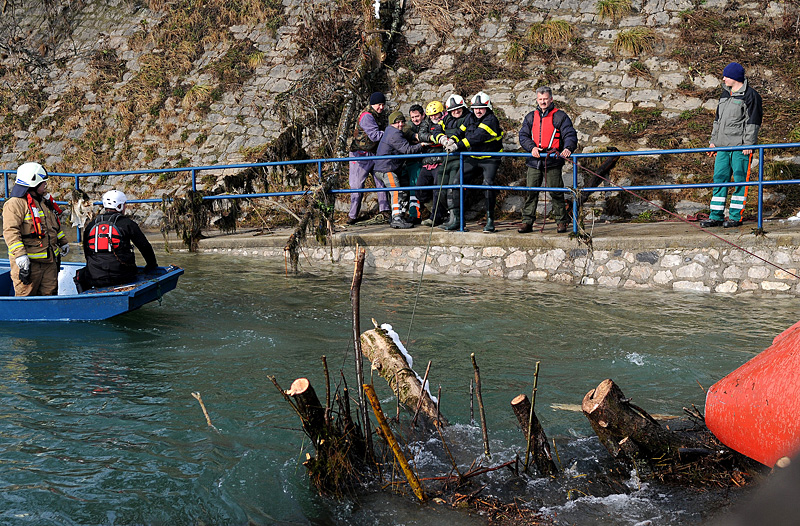 Karlovac, 290113.Vatrogasci, pripadnici Hrvatske gorske sluzbe spasavanja, policija, te radnici Cistoce i Zelenila u akciji su ciscenja ogromne kolicine drvenih naplavina zadrzanih na pontonskom mostu na rijeci Korani. Zbog velikog opterecenja most se iskrivio i na nekim mjestima ostetio.Na fotografiji: Ciscenje naplavina na pontonskom mostu.Foto: Robert Fajt / CROPIX