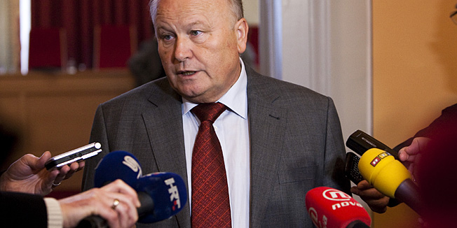 Osijek, 290113.Slavko Linic ministar financija odrzao je u Osijeku prezentaciju Nacrta prijedloga zakona o porezu na nekretnine na javnoj raspravi koju je organizirala udruga gradova u Velikoj vijecnici Osjecko-baranjske zupanije.Na fotografiji:Ministar financija Slavko Linic daje izjavu brojnim novinarima koji su pratili javnu raspravu.Foto: Vlado Kos / Cropix