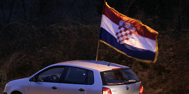Sinj, 030109.Vjencanje Mirko Norac i Jelena Midenjak.Na vjencanju Mirka Norca barjak je virio kroz prozor Pola.Foto:  Jakov Prkic / Cropix