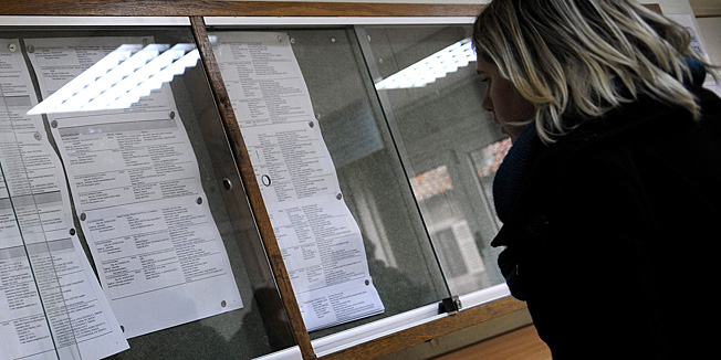 Sibenik, 090210.Zavod za zaposljavanje podrucne sluzbe HZZO-a Sibensko kninske zupanije.Na fotografiji: nezaposleni ispred oglasne ploce.Foto: Niksa Stipanicev / CROPIX