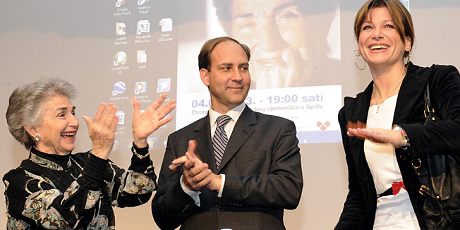 Split, 040213.Predavanje dr. Judith Reisman u Sjemenistu.Znanstvenica dr. Judith Reisman odrzala predavanje Opasnosti liberalnog spolnog odgoja u Splitskom sjemenistu.Na slici: dr. Judith Reisman, Stjepo Bartulica i Karolina Vidovic-Kristo.Foto: Jadran Babic / CROPIX