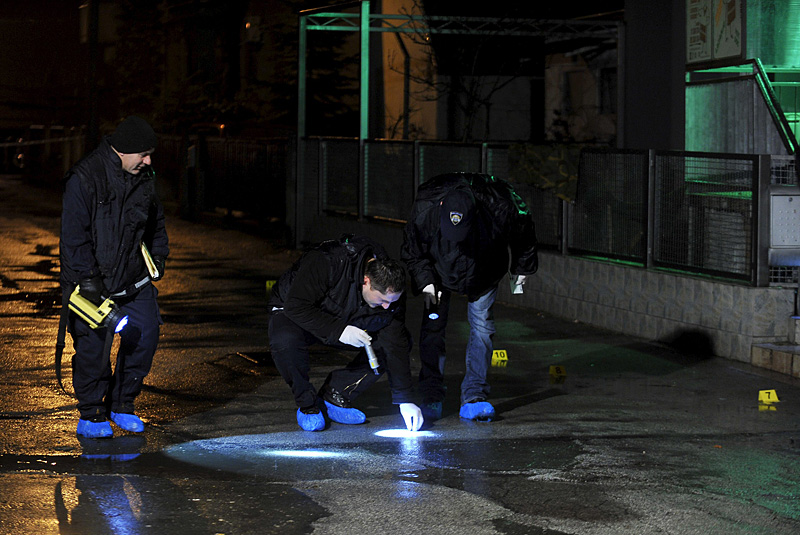 Zagreb, 060213.Livanjska ulica bb.Nocas oko 02,00 bacena rucna bomba u dvorist obiteljske kuce, nema ozledjenih osoba samo materijalna steta.Na slici: policijski ocevid.Foto: Damir Krajac / CROPIX