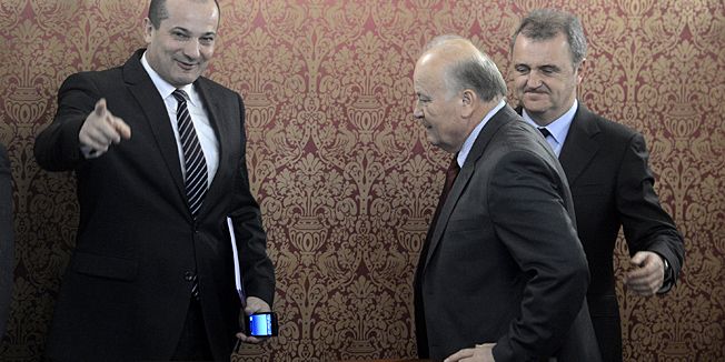 Zagreb, 060213.Markov trg, Banski dvori.Redovita sjednica Hrvatske Vlade.Na slici: Orsat Miljenic i Slavko Linic.Foto: Goran Mehkek / CROPIX