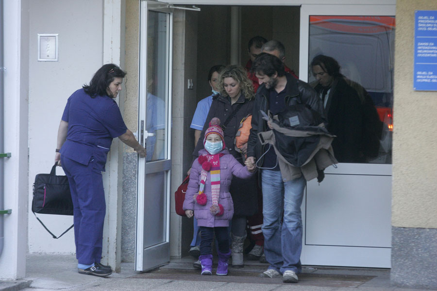 Na slici: Norini roditelji, Nora i tim liječnika kreću prema aerodromu Pleso uoči odlaska na liječenje u Sjedinjene Države