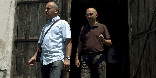 Zrenjanin,Stajicevo 150709.Bivsi logarasi posjetili su mjesto na kojem je nekad bio logor. 3 listopada tu ce biti postavljena spomen ploca u znak sjecanja na stradale hrvatske branitelji. To su podrzale i lokalne vlasti. S lijeva- Zoran Sangut i Predrag Matic - Fred bivsi logorasi na ulazu u nekadasnji logor.Foto: Aleksandar Dimitrijevic / Cropix