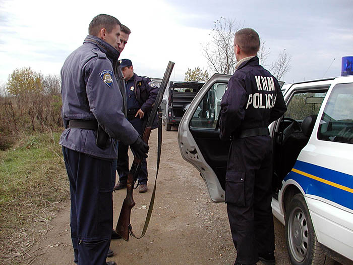 ceric,191104-crnalovac poginuo u minskom polji 500 metara od sela-policija iz minskog polja iznjela pusku poginulogsnimio damir glibusic 