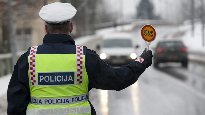 Sisak, 161209.Policajci su kontrolirali koristenje zimske opreme na vozilima i savjesne vozace su nagradjivali bonovima za kupnju zimske opreme.Foto: Miroslav Kis / CROPIX