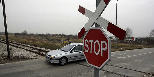 Varazdin, 260211.Nocas oko ponoci na pruznom prijelazu u Jalkoveckoj ulici u Varazdinu vlak je naletio na osobni automobil u kojem je poginuo vozac. Na slici: pruzni prijelaz.Foto: Zeljko Hajdinjak / CROPIX