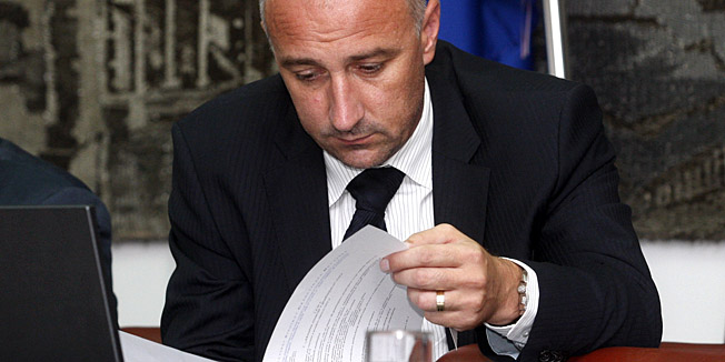 Zagreb, 270712.Vukovarska 78.U ministarstvu gospodarstva odrzan je sastanak Gospodarsko - socijalnog vijeca na kojem se najvise raspravljalo o aktualnom stanju u graditeljstvu koje biljezi stalne gubitke radnih mjesta i taj trend se ne zaustavlja.Na slici: Prof.dr.sc. Mirando Mrsic ( ministar rada i mirovinskog sustava ), Ivan Vrdoljak ( ministar graditeljstva i prostornog uredjenja ).Foto: Nenad Dugi / CROPIX