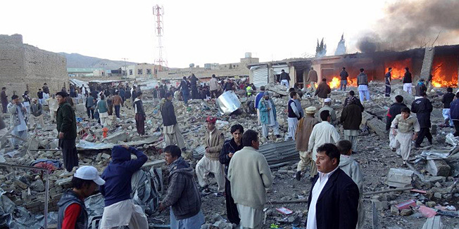 People gather after a bomb targeting Shiite Muslims exploded in busy market in Hazara town, an area dominated by Shiites on the outskirts of Quetta, on February 16, 2013. The bomb killed 63 people including women and children and wounded 180 in Pakistan's insurgency-hit southwest, police and officials said. AFP PHOTO/STR