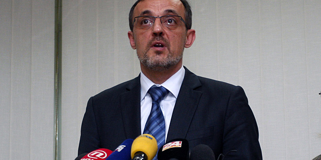 Zagreb, 220213.Ministarstvo poljoprivrede.Ministar Tihomir Jakovina odrzao je konferenciju za medije vezano za nove rezultate toksicnosti mlijeka.Na fotografiji: Ministar Tihomir Jakovina, pomocnica ministra dr.sc. Mirjana Matausic Pisl.Foto: Nenad Dugi / CROPIX