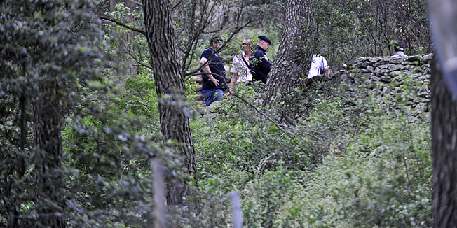 Split, 240513.U kasnim popodnevnim satima pronadjen je les nepoznate zenske osobe u sumi oko dvjesto metara iznad sjevernih vrata Park sume Marjan.Na fotografiji: policija obavlja ocevid.Foto: Nikola Vilic  / CROPIX