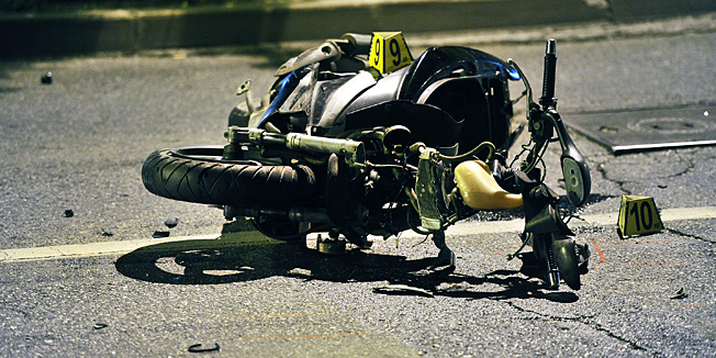 Zagreb, 070913. U vecernjim satima u Oporoveckoj ulici u Dubravi dogodila se prometna nesreca u kojoj su sudjelovali motociklist i vozac osobnog automobila.Na fotografiji: policijski ocevid na mjestu nesrece.Foto: Boris Kovacev / CROPIX