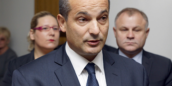 Zagreb, 220913.Opcinski sud.U povodu obiljezavanja Nacionalnog dana borbe protiv nasilja nad zenama potpredsjednica Vlade i ministrica socijalne politike i Mladih Milanka Opacic polozila je vijenac i lampion pred sudnicom u Opcinskom gradjanskom sudu u Zagrebu. Ovaj dan obiljezava se s osnovnim ciljem da se drustvo senzibilizira na problematiku nasilja te kao dan sjecanja na tragicno ubojstvo triju zena, te teskog ranjavanja zapisnicarke suda prilikom odrzavanja brakorazvodne parnice 22. rujna 1999. godine.Na fotografiji: Orsat Miljenic.Foto: Marko Todorov / CROPIX