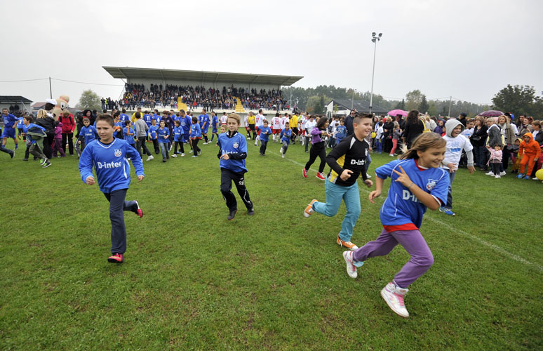 Lekenik, 081013.Humanitarna nogometna utakmica Humane zvijezde Hrvatske i Prijatelja SOS Djecjeg sela povodom obiljezavanja 20 godina SOS Djecjeg sela Lekenik.Foto: Bruno Konjevic / CROPIX