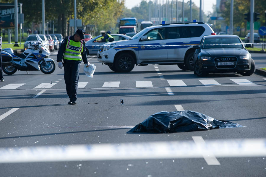 Zagreb, 131013.Danas u poslijepodnevnim satima na krizanju Republike Njemacke i Ukrajinske ulice dogodila se teska prometna nesreca u kojoj je vozac osobnog automobila tipa Skoda naletio na pjesaka i na mjestu ga usmrtio.Na fotografiji: policijski ocevid.Foto: Darko Tomas / CROPIX