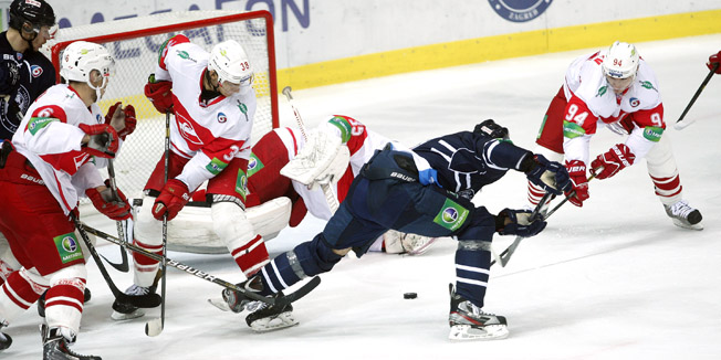 Zagreb, 131013.Ledena dvorana Doma sportova.Utakmica 17.kola KHL lige KHL Medvescak - SpartakNa slici: Guzva pred golom Spartaka , Andrew Murray 17.Foto: Nenad Dugi / CROPIX