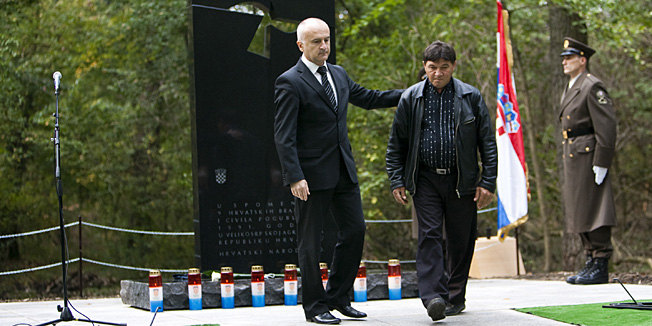 Tompojevci, 141013.Ministar branitelja Predrag Matic otkrio je spomen-obiljezje masovne grobnice zrtava iz Domovinskog rata Suma Jelas u opcini Tompojevci.Spomen obiljezje postavljeno je u spomen na devet hrvatskih branitelja i civila pogubljenih 1991. godine.Na fotografiji: spomen obiljezje otkrio je ministar branitelja Predrag Matic zajednio sa sinom jednog od pogubljenih Hrvata 1991. godine.Foto: Vlado kos / CROPIX