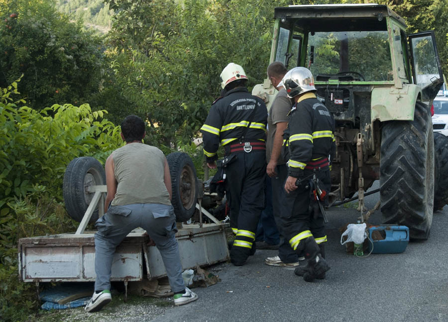 Ploce, 141013.Teska prometna nesreca motokultivatora i traktora u mjestu Kobiljaca kraj Ploca u kojoj je smrtno stradala suvozacica na motokultivatoru. Motokultivatorom je upravljao suprug stradale i na njemu se nalazilo i dvoje djece koji su ostali neozljedjeni nakon sto je na njih naletio traktor.Foto: Denis Jerkovic / Cropix