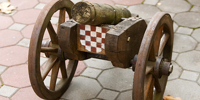 Slavonski Brod, Luzani, 151013.Na svadbenoj svecanosti u Luzanima kod Slavonskog Broda u subotu su ozlijedjene tri osobe u eksploziji rucno izradjenog topa.Na fotografiji: drveni top u dvoristu crkve u Luzanima.Foto: Vlado Kos / Cropix