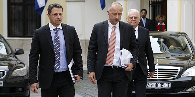 Zagreb, 180913.Drzavna rezidencija, Visoka ulica. Predstavnici Vlade i MOL-a zapoceli su danas pregovore o medjusobnim odnosima u INA-i. Pregovaracki tim hrvatske Vlade predvodi ministar gospodarstva Ivan Vrdoljak a sa strane Mol-a Sandor Csanyi i Zoltan Aldott. Na fotografiji:  Ivan Vrdoljak nakon zapocetih pregovora.Ranko Suvar / CROPIX