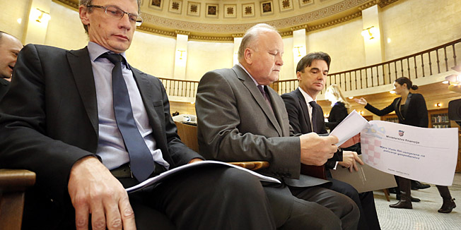 Zagreb, 110113.Trg burze.Okrugla dvorana Hrvatske narodne banke.Odrzana je konferencija pod nazivom Izravna inozemna ulaganja - pokretac ekonomskog rasta i razvoja.Konferenciju je otvorio guverener HNB-a Boris Vujcic.Na fotografiji: ministar financija Slavko Linic i potpredsjednik Vlade Branko Grcic.Foto: Damjan Tadic / CROPIX