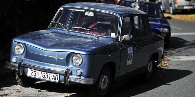 Zagreb, 161013.Vucna sluzba dovozi automobil Renault 8 u vlasnistvu bivseg premijera Ive Sanadera u Kozarcevu ulicu, s imanja mesara Stjepana Fiolica pored Velike Gorice gdje je bio garaziran.Foto: Boris Kovacev / CROPIX