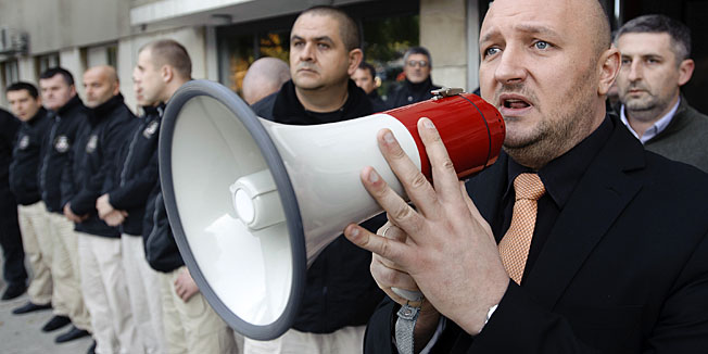 Split, 171013.Brodogradiliste Brodosplit.Radinci splitskog skvera okupili su se jutros ispred upravne zgrade Brodosplita u prosvjedu zbog isplate umanjenih placa i neisplacenih stimulacija. Na fotografiji: vlasnik skvera Tomislav Debeljak obraca se radnicima  ispred upravne zgrade Brodosplita.Foto: Tom Dubravec / CROPIX