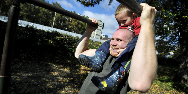 Zagreb, 161013. Borisu Borkovicu je prije nekoliko godina dijagnosticirana multipla skleroza. Za razliku od uobicajenih metoda borbe protiv te zlocudne bolesti, Boris svakodnevno trenira Street workout, relativno novi nacin vjezbanja s tezinom vlastitog tijela na spravama u javnim parkovima.Na fotografiji: Boris sa sinom Lucijanom na treningu na SRC Svetice.Foto: Boris Kovacev / CROPIX