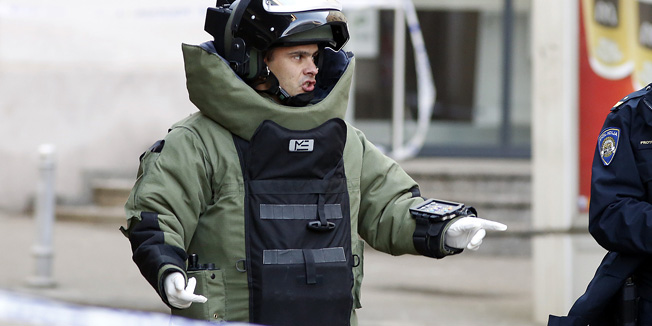 Zagreb, 230113.Ulica Pod zidom.Nakon eksplozije manje naprave na Trgu bana Josipa Jelacica, policija je pronasla sumnjiv predmet u kanti za smece u ulici Pod zidom na Dolcu. Zbog sumnjivog predmeta na teren je pozvan pirotehnicar MUP-a.Foto: Damjan Tadic / CROPIX