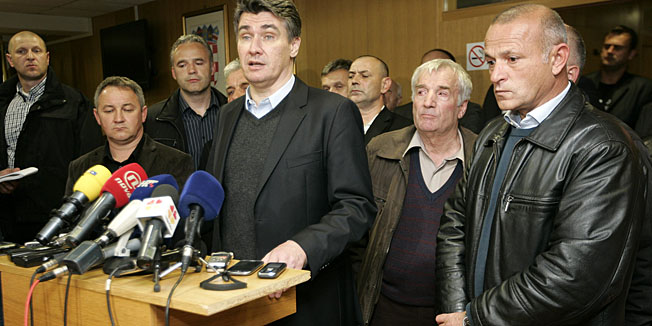 Vukovar, 171013.Zoran milanovic premijer RH sastao se u Gradskoj upravi u Vukovaru sa predstavnicima Stozera za obranu hrvatskog Vukovara  zbog dvojezicnih ploca koje su postavljene na drzavne ustanove. Sastanak je trajao vise od cetiri sata, te je dogovoreno da se policija makne ispred zgrada na kojima su cirilicne ploce.Na fotografiji: Zoran Milanovic i Tomislav Josic.Foto: Vlado Kos / CROPIX