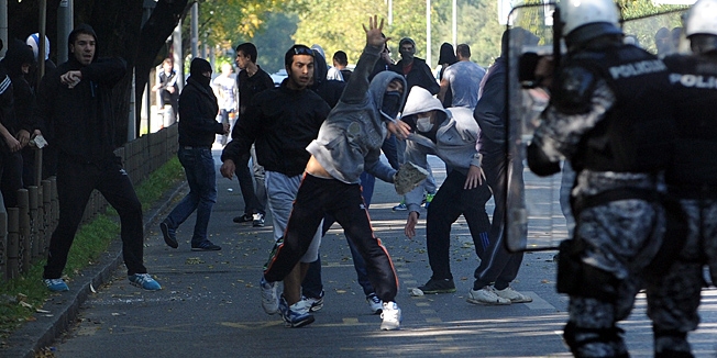 Crna Gora, Podgorica, 201013.Danas je odrzana prva parada ponosa u glavnom gradu Crne Gore. Paradu je osiguravalo vise od 2000 pripadnika policije a iako je sama povorka protekla bez incidenata sudionici su evakuirani policijskim vozilima iz sredista grada zbog sukoba grupe protivnika parade s policijom. Navodno se izmedju 300 i 400 protivnika odrzavanja parade na vise mjesta u gradu sukobilo s policijom.Podgoricki mediji javljaju da je zbog sumnje za sudjelovanje u napadu na policiju uhiceno vise desetaka osoba.Foto: Savo Prelevic / CROPIX