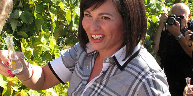 Sisak, 100911.U Voloderu kod Popovace odrzane su Voloderske jeseni, trodnevna priredba u cast grozda i berbe. Sve je pocelo rezanjem prvih grozdova kod kleti obitelji Suto iznad Volodera. Na slici: Zupanica Marina Lovric Merzel prikljucila se beracima grozdja.Foto: Mate Piskor / CROPIX                              