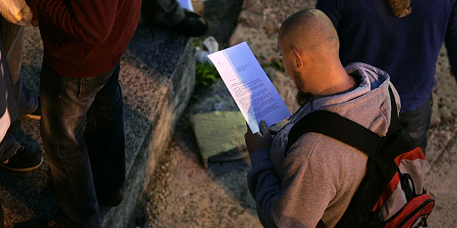 Split, 231013.Jutros je nastavljen prosvjed suspendiranih radnika splitskog brodogradilista. Radnici su potpisivali izjave koje je pripremila pravna sluzba sindikata.Na fotografiji: Radnici pregledavaju izjave.Foto: Jakov Prkic / Cropix