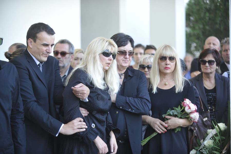 Sibenik, 251013.Gradsko groblje Kvanj.Pogreb glumice Dolores Lambasa stradale u prometnoj nesreci prije tri dana.Na fotografiji: majka Alma.Foto: Nikola Vilic / CROPIX