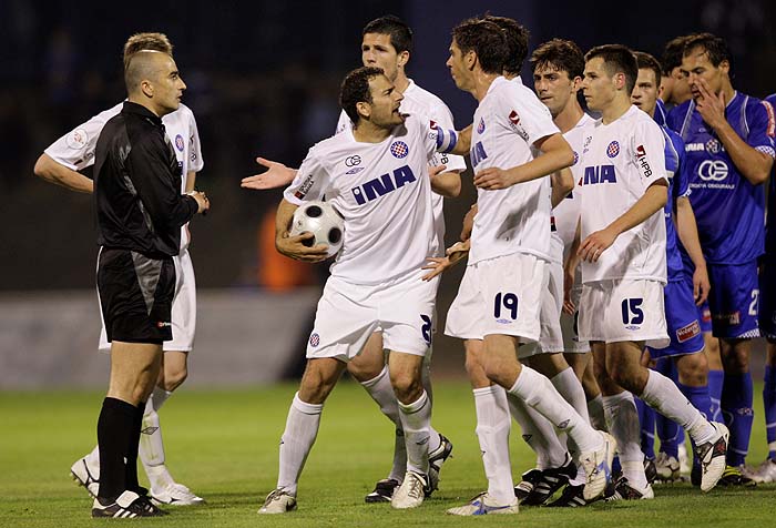 Zagreb, 130509.Stadion u Maksimiru.Finale Kupa Hrvatske, prva utakmica izmedju Dinama i Hajduka. Na slici: sudac Bruno Maric i Hajdukovi igraci.Foto: Ronald Gorsic / CROPIX