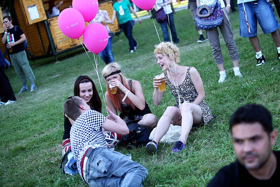 Zagreb, 210611.RSC Jarun.Otok hrvatske mladezi.T-mobile INmusic festival.Prvi dan tradicionalno najveceg glazbenog spektakla u Hrvatskoj koji se odrzava 21. i 22.06. Na slici: publika.Foto: Neja Markicevic / CROPIX