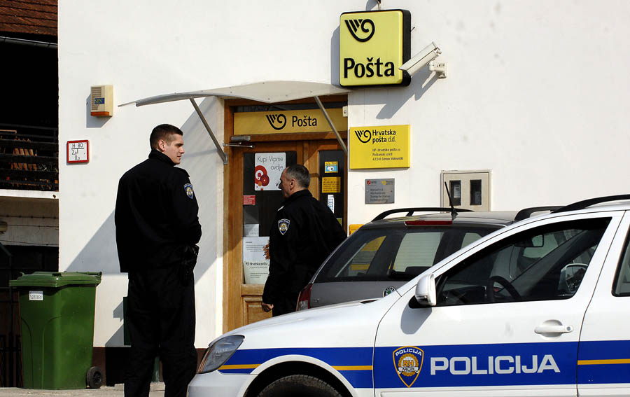 Karlovac, 050312.U Vukmanickom Cerovcu, 7km juzno od Karlovca u 11,43 uz upotrebu vatrenog oruzja opljackana je djelatnica poste od strane tri maskirana razbojnika.Na slici: Djelatnici MUP-a ispred poslovnice poste.Foto: Robert Fajt / CROPIX