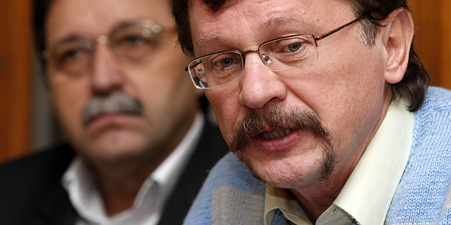 Zagreb, 061212.Mazuranicev trg 11.U prostorijama Hrvatskog sumarskog drustva odrzana je konferencija za medije celnika Matice hrvatskih sindikata sa temom sto su sindikati parafirali u pregovorima o Temeljnom kolektivnom ugovoru.Na fotografiji: Vilim Ribic (predsjednik Matice hrvatskih sindikata), Zvonimir Laktasic (sinditkat hrvatskih ucitelja).Foto: Nenad Dugi / CROPIX