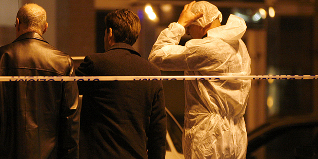 Zagreb, 240312.Savska ulica.Kod kucnog broja 164, oko 19:30 sati doslo je do pucnjave u kojoj je ubijen muskarac.Zrtva je Davor Golubic, vlasnik kafica Princ student, koji je sjedio u parkiranom automobilu marke Renault Clio splitskih registracija.Ubojica je, kako se nesluzbeno doznaje, s mjesta zlocina pobjegao pjeske, u smjeru Veslacke ulice.Na slici: policijski ocevid u tijeku.Foto: Damjan Tadic / CROPIX