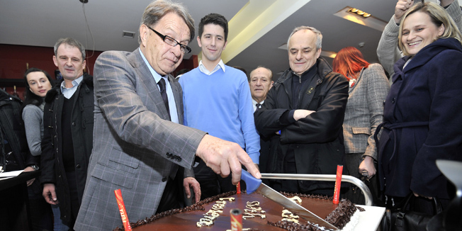 Zagreb, 090213. U nogometnom centru Zagrebello, u Veslackoj ulici, trener svih trenera Miroslav Ciro Blazevic proslavio je svoj 78 rodjendan.Na fotografiji: Miroslav Ciro Blazevic reze tortu.Foto: Bruno Konjevic / CROPIX