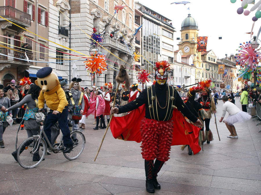 Rijeka, 100213.30. Rijecki karneval usao je u zavrsnicu velikom medjunarodnom povorkom u kojoj je sudjelovalo vise od 8000 sudionika u vise od stotinu maskaranih skupina. Na fotografiji: detalj s karnevalske povorke.Foto: Tea Cimas / CROPIX