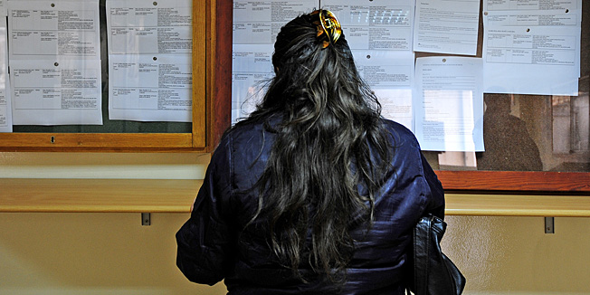 Sibenik, 160311.Nezaposleni traze posao na oglasnoj ploci sibenskog zavoda za zaposljavanje HZZ.Foto: Niksa Stipanicev / CROPIX