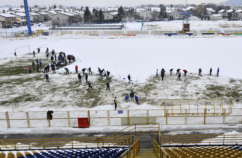 Zapresic, 140213.Stadion Intera iz Zapresica.Organizirano kolektivno ciscenje snijega sa travnjaka Interovog stadiona koji je napadao visine oko 30 cm zbog sutrasnje utakmice NK Inter i NK Zadar.Na slici: Detalj sa ciscenja snijega.Foto: Damir Krajac / CROPIX