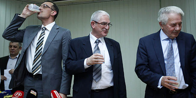 Zagreb, 150213.Ministarstvo poljoprivrede, Vukovarska 78.Konferencija za novinare na kojoj je ministar poljoprivrede Tihomir Jakovina novinarima objasnio kako je mlijeko domacih proizvodjaca sigurno za konzumaciju. Na konferenciji je nalaze analize mlijeka potvrdio i Radovan Fuchs, a prisustvovali su i predsjednik uprave Vindije i generalni direktor Dukata.Na fotografiji: Tihomir Jakovina, Marijan Cesarik, Dragutin Drk.Foto: Tomislav Kristo / CROPIX