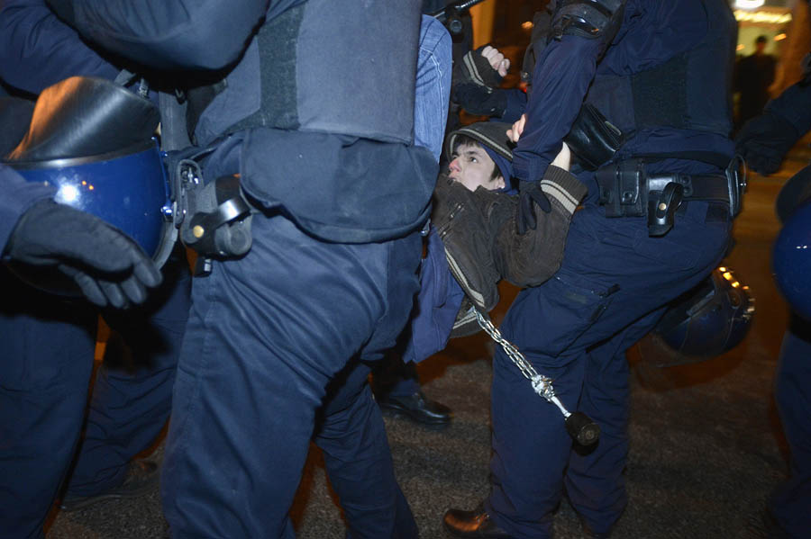 Zagreb, 150213.Prosvjed gradjana protiv prodaje javnih dobara u organizaciji skupina Anonymus i Occupy Croatia. Prosvjedom protiv Vlade obiljezena je i godisnjica smrti Matije Gupca koji je smaknut na danasnji dan 1573. godine.Na fotografiji: sukob prosvjednika i policije na Trgu zrtava fasizma ispred sjedista HDZ-a.Foto: Goran Mehkek / CROPIX