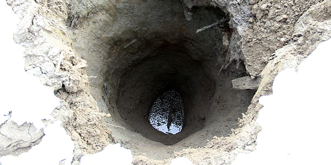 Varazdin, 160213.Kod mjesta Selnica u Medjimurju otvorila se rupa u zemlji u kojoj je pronadjeno tijelo Sajnovic Valentina.Na slici: rupa u polju kod Selnice.Foto: Zeljko Hajdinjak / Cropix