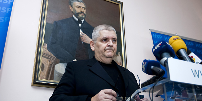 Osijek, 290113.Pocasni predsjednik HSP-a Anto Djapic sazvao je konferenciju za medije nakon sto ga je predsjednik stranke Daniel Srb izbacio iz stranke zbog intervjua u Nedjeljnom Jutarnjem.Na fotografiji: Anto Djapic.Foto: Vlado Kos / CROPIX