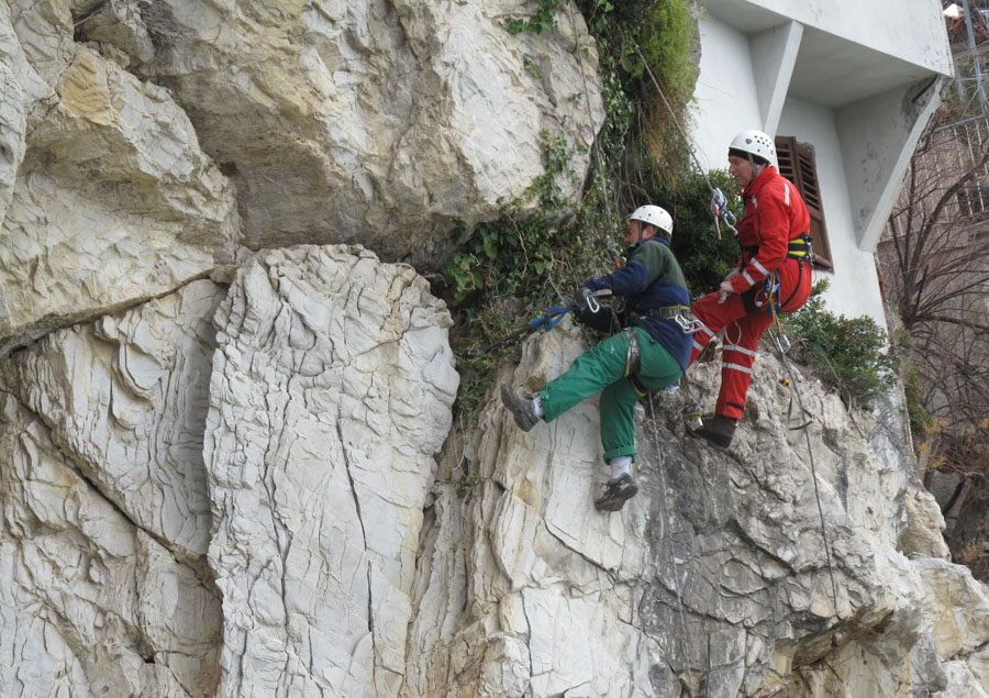 Stobrec, 200213. Mjesto odrona kamene gromade sa litice u Stobrecu na kojoj je prilikom sanacije nastradao pripadnik GSS-a Srdjan Vrsalovic.Na fotografiji:  Pripadnik HGSS-a Srdjan Vrsalovic  i Filio Trgo na litici prilikom sanacije odrona .Foto: Dado Bosnjak / CROPIX 