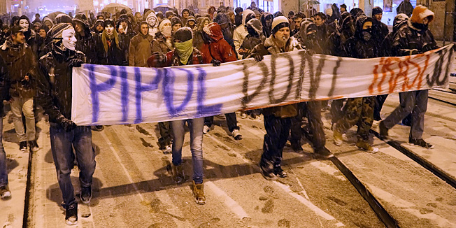 Zagreb, 220213.Tristotinjak prosvjednika prosetalo je ulicama Zagreba u sklopu prosvjeda koji su organizirale skupine Occupy Croatia i Anonymous Hrvatska. U prosvjednoj setnji na nekoliko minuta zastali su uz zgrade Narodne banke, HDZ-a i SDP-a.Na fotografiji: detalj s prosvjeda.Foto: Marko Todorov / CROPIX